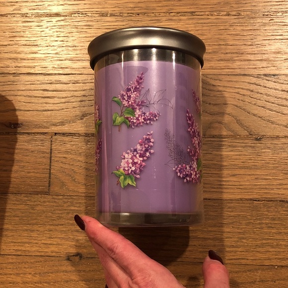 NWT Yankee Candle Lilac Blossoms Signature Large Tumbler Candle - Picture 4 of 7